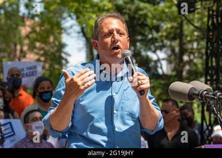 Le candidat au poste de contrôleur Brad Lander parle lors d'un rassemblement à l'extérieur de l'hôtel de ville de New York. La représentante Alexandria Ocasio-Cortez appuie Juumane Williams pour le public Advocate, Brad Lander pour le contrôleur ainsi que 60 candidats progressistes au Conseil de la ville de New York, s'étendant sur les cinq arrondissements, qui ont pris l'engagement courage de changer. (Photo par Ron Adar / SOPA Images / Sipa USA) Banque D'Images