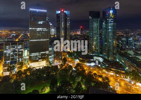 FRANCFORT a. MAIN, ALLEMAGNE - 9 OCTOBRE 2020 : paysage urbain de Francfort-sur-le-main de nuit avec Sparkasse et gratte-ciel de la Deutsche Bank. Banque D'Images
