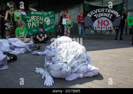 Londres, Royaume-Uni. 5 juin 2021. Extinction les banshes de la rébellion se manifestent devant des activistes environnementaux et des résidents locaux qui protestent contre la construction du tunnel de Silvertown. Les militants opposés à la nouvelle liaison routière controversée de 2 milliards de livres à travers la Tamise, du rond-point de Tidal Basin à Silvertown à la péninsule de Greenwich, affirment qu'elle est incompatible avec les engagements du Royaume-Uni en matière de changement climatique, car elle attirera davantage de trafic et entraînera une augmentation de la congestion et de la pollution de l'air pour Londres quartier le plus pollué. Crédit : Mark Kerrison/Alamy Live News Banque D'Images