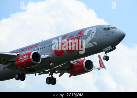 CHÂTEAU DE DONINININGTON, ROYAUME-UNI. LE 6 JUIN Jet2 vacances Boeing 737-8K5 G-JZHB sur l'approche finale à l'aéroport East Midlands. Samedi 5 juin 2021. (Crédit : Jon Hobley | MI News) Banque D'Images