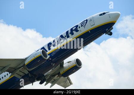 CHÂTEAU DE DONINININGTON, ROYAUME-UNI. 6 JUIN : Ryanair Boeing 737-8AS EI-EBN départ de l'aéroport East Midlands à Faro. Samedi 5 juin 2021. (Crédit : Jon Hobley | MI News) Banque D'Images