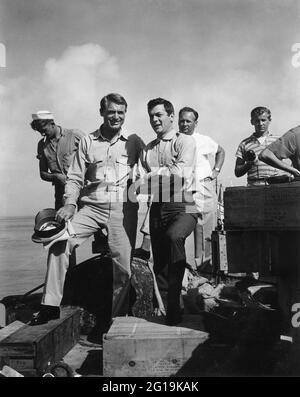 CARY GRANT et TONY CURTIS sur le terrain de tournage ont fait le cinéma pendant LE tournage de L'OPÉRATION PJUCOAT 1959 réalisateur BLAKE EDWARDS Granart Company / Universal Pictures Banque D'Images