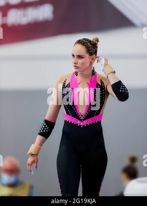 Dortmund, Allemagne. 06e juin 2021. Gymnastique, appareils de gymnastique, Westfalenhalle: Championnat allemand, décision unique, femmes: Sarah Voss avant sa routine sur le plancher. Credit: Rolf Vennenbernd/dpa/Alay Live News Banque D'Images