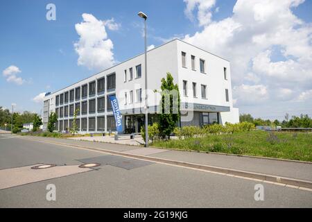 Dresde, Allemagne. 06e juin 2021. Le centre de formation Robotron sur la Stuttgarter Straße. 230 employés de Robotron Datenbank-Software GmbH reçoivent leur premier vaccin de BioNTech-Pfizer par une équipe mobile de vaccination du DRK (Croix-Rouge allemande). Credit: Daniel Schäfer/dpa-Zentralbild/dpa/Alay Live News Banque D'Images