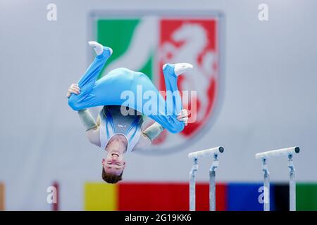 Dortmund, Allemagne. 06e juin 2021. Gymnastique, appareils de gymnastique, Westfalenhalle: Championnat allemand, décision unique, hommes: Nils Dunkel en action sur des barres parallèles. Credit: Rolf Vennenbernd/dpa/Alay Live News Banque D'Images