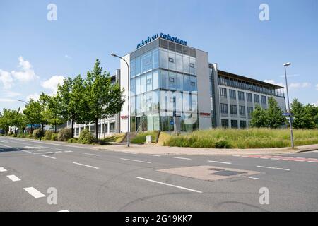 Dresde, Allemagne. 06e juin 2021. Le siège de la société Robotron est situé sur la Stuttgarter Straße. 230 employés de Robotron Datenbank-Software GmbH reçoivent leur premier vaccin de BioNTech-Pfizer par une équipe mobile de vaccination de la Croix-Rouge allemande (DRK). Credit: Daniel Schäfer/dpa-Zentralbild/dpa/Alay Live News Banque D'Images