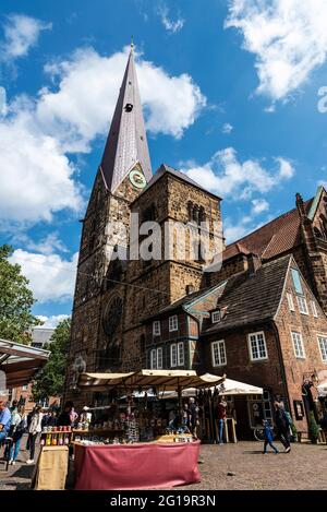 Brême, Allemagne - 19 août 2019 : Bremer Marktplatz (place du marché de Brême) et l'église notre-Dame (Kirche Unser Lieben Frauen) avec les gens autour Banque D'Images