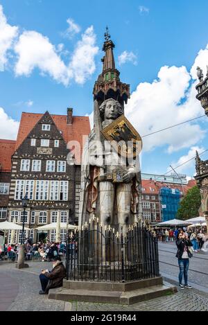 Brême, Allemagne - 19 août 2019 : statue de Roland sur la place du marché avec des gens autour de la vieille ville de Brême, Allemagne Banque D'Images