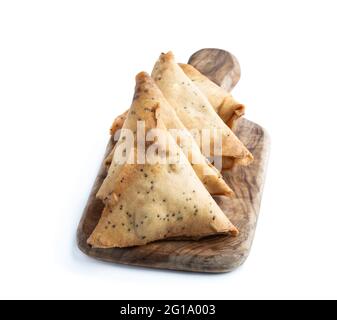Samosas indiennes maison frites de légumes isolées sur blanc Banque D'Images