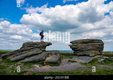 Femme solitaire marchée à l'Ox Stones, un affleurement en pierre à aiguiser près de Sheffield, dans le Yorkshire du Sud, au nord de l'Angleterre, au Royaume-Uni Banque D'Images