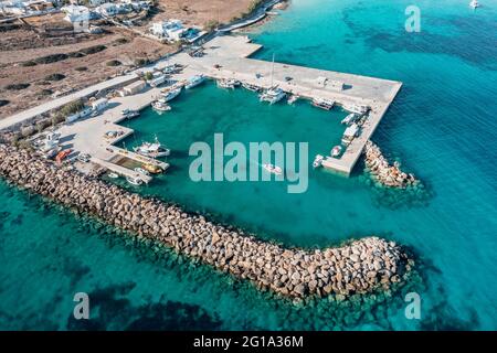 Grèce, île de Koufonisi, petits Cyclades. Vue sur le port de plaisance. Bateaux de pêche et voiliers ancrés, un chalutier traditionnel woodεn se déplaçant. Banque D'Images
