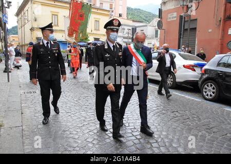 La cérémonie de commémoration du lieutenant Marco Pittoni, le treizième anniversaire de sa mort, a eu lieu dans la matinée du 6 juin 2021. Le jeune lieutenant-colonel, commandant de la gare locale de Pagani de Carabinieri, a été assassiné de façon barbare le 6 juin 2008, alors qu'il tentait d'effectuer un vol à main armée au bureau de poste de Corso Ettore Padovano, a été commémoré par une célébration eucharistique, officiée par le Père Flaviano Calenda, À 9.30 h à l'église mère de SS. Après la présence du général Maurizio Stefanizzi, maire de Pagani Avv. Raffaele Maria de Prisco et les autorités civiles et religieuses Banque D'Images