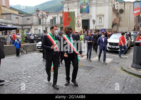 La cérémonie de commémoration du lieutenant Marco Pittoni, le treizième anniversaire de sa mort, a eu lieu dans la matinée du 6 juin 2021. Le jeune lieutenant-colonel, commandant de la gare locale de Pagani de Carabinieri, a été assassiné de façon barbare le 6 juin 2008, alors qu'il tentait d'effectuer un vol à main armée au bureau de poste de Corso Ettore Padovano, a été commémoré par une célébration eucharistique, officiée par le Père Flaviano Calenda, À 9.30 h à l'église mère de SS. Après la présence du général Maurizio Stefanizzi, maire de Pagani Avv. Raffaele Maria de Prisco et les autorités civiles et religieuses Banque D'Images