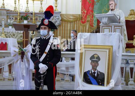 La cérémonie de commémoration du lieutenant Marco Pittoni, le treizième anniversaire de sa mort, a eu lieu dans la matinée du 6 juin 2021. Le jeune lieutenant-colonel, commandant de la gare locale de Pagani de Carabinieri, a été assassiné de façon barbare le 6 juin 2008, alors qu'il tentait d'effectuer un vol à main armée au bureau de poste de Corso Ettore Padovano, a été commémoré par une célébration eucharistique, officiée par le Père Flaviano Calenda, À 9.30 h à l'église mère de SS. Après la présence du général Maurizio Stefanizzi, maire de Pagani Avv. Raffaele Maria de Prisco et les autorités civiles et religieuses Banque D'Images