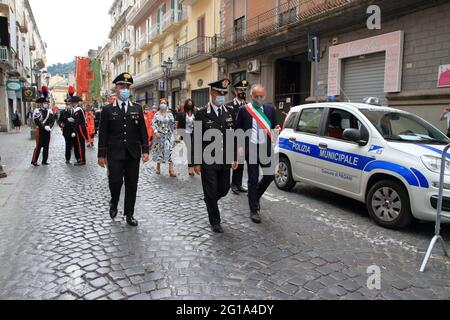 La cérémonie de commémoration du lieutenant Marco Pittoni, le treizième anniversaire de sa mort, a eu lieu dans la matinée du 6 juin 2021. Le jeune lieutenant-colonel, commandant de la gare locale de Pagani de Carabinieri, a été assassiné de façon barbare le 6 juin 2008, alors qu'il tentait d'effectuer un vol à main armée au bureau de poste de Corso Ettore Padovano, a été commémoré par une célébration eucharistique, officiée par le Père Flaviano Calenda, À 9.30 h à l'église mère de SS. Après la présence du général Maurizio Stefanizzi, maire de Pagani Avv. Raffaele Maria de Prisco et les autorités civiles et religieuses Banque D'Images