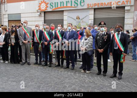 La cérémonie de commémoration du lieutenant Marco Pittoni, le treizième anniversaire de sa mort, a eu lieu dans la matinée du 6 juin 2021. Le jeune lieutenant-colonel, commandant de la gare locale de Pagani de Carabinieri, a été assassiné de façon barbare le 6 juin 2008, alors qu'il tentait d'effectuer un vol à main armée au bureau de poste de Corso Ettore Padovano, a été commémoré par une célébration eucharistique, officiée par le Père Flaviano Calenda, À 9.30 h à l'église mère de SS. Après la présence du général Maurizio Stefanizzi, maire de Pagani Avv. Raffaele Maria de Prisco et les autorités civiles et religieuses Banque D'Images