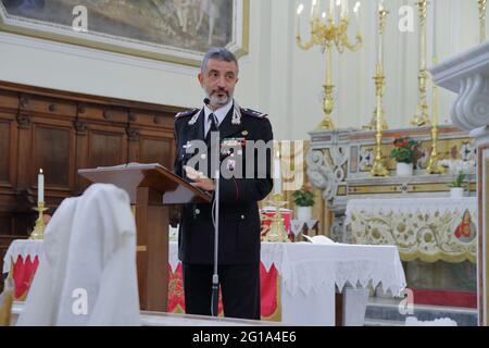 La cérémonie de commémoration du lieutenant Marco Pittoni, le treizième anniversaire de sa mort, a eu lieu dans la matinée du 6 juin 2021. Le jeune lieutenant-colonel, commandant de la gare locale de Pagani de Carabinieri, a été assassiné de façon barbare le 6 juin 2008, alors qu'il tentait d'effectuer un vol à main armée au bureau de poste de Corso Ettore Padovano, a été commémoré par une célébration eucharistique, officiée par le Père Flaviano Calenda, À 9.30 h à l'église mère de SS. Après la présence du général Maurizio Stefanizzi, maire de Pagani Avv. Raffaele Maria de Prisco et les autorités civiles et religieuses Banque D'Images