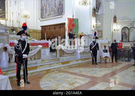 La cérémonie de commémoration du lieutenant Marco Pittoni, le treizième anniversaire de sa mort, a eu lieu dans la matinée du 6 juin 2021. Le jeune lieutenant-colonel, commandant de la gare locale de Pagani de Carabinieri, a été assassiné de façon barbare le 6 juin 2008, alors qu'il tentait d'effectuer un vol à main armée au bureau de poste de Corso Ettore Padovano, a été commémoré par une célébration eucharistique, officiée par le Père Flaviano Calenda, À 9.30 h à l'église mère de SS. Après la présence du général Maurizio Stefanizzi, maire de Pagani Avv. Raffaele Maria de Prisco et les autorités civiles et religieuses Banque D'Images