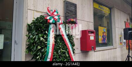 La cérémonie de commémoration du lieutenant Marco Pittoni, le treizième anniversaire de sa mort, a eu lieu dans la matinée du 6 juin 2021. Le jeune lieutenant-colonel, commandant de la gare locale de Pagani de Carabinieri, a été assassiné de façon barbare le 6 juin 2008, alors qu'il tentait d'effectuer un vol à main armée au bureau de poste de Corso Ettore Padovano, a été commémoré par une célébration eucharistique, officiée par le Père Flaviano Calenda, À 9.30 h à l'église mère de SS. Après la présence du général Maurizio Stefanizzi, maire de Pagani Avv. Raffaele Maria de Prisco et les autorités civiles et religieuses Banque D'Images