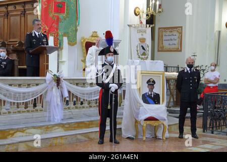 La cérémonie de commémoration du lieutenant Marco Pittoni, le treizième anniversaire de sa mort, a eu lieu dans la matinée du 6 juin 2021. Le jeune lieutenant-colonel, commandant de la gare locale de Pagani de Carabinieri, a été assassiné de façon barbare le 6 juin 2008, alors qu'il tentait d'effectuer un vol à main armée au bureau de poste de Corso Ettore Padovano, a été commémoré par une célébration eucharistique, officiée par le Père Flaviano Calenda, À 9.30 h à l'église mère de SS. Après la présence du général Maurizio Stefanizzi, maire de Pagani Avv. Raffaele Maria de Prisco et les autorités civiles et religieuses Banque D'Images