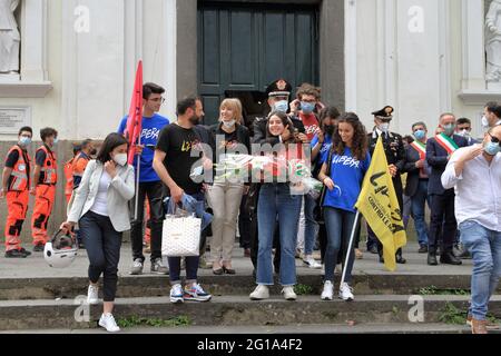 La cérémonie de commémoration du lieutenant Marco Pittoni, le treizième anniversaire de sa mort, a eu lieu dans la matinée du 6 juin 2021. Le jeune lieutenant-colonel, commandant de la gare locale de Pagani de Carabinieri, a été assassiné de façon barbare le 6 juin 2008, alors qu'il tentait d'effectuer un vol à main armée au bureau de poste de Corso Ettore Padovano, a été commémoré par une célébration eucharistique, officiée par le Père Flaviano Calenda, À 9.30 h à l'église mère de SS. Après la présence du général Maurizio Stefanizzi, maire de Pagani Avv. Raffaele Maria de Prisco et les autorités civiles et religieuses Banque D'Images