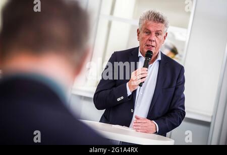 6 juin 2021, Munich, Bavière, Allemagne: Le maire de Munich DIETER REITER. Vue de l'intérieur du Muenchen-Riem Impfzentrum (Centre de vaccination de Munich-Riem) où, au 4 juin, 348.751 premières et 197.023 secondes de vaccin ont été administrées. Au total, avec l'aide de cabinets privés et d'équipes mobiles, 912.223 doses de vaccin ont été administrées (624.677 premières doses et 287.546 secondes doses/49, 2 % et 22, 6 % pour plus de 16). Crédit : ZUMA Press, Inc./Alay Live News Banque D'Images