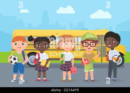 Des enfants heureux se tiennent sur la route devant l'illustration vectorielle de bus scolaire. Dessin animé jeunes passagers d'autobus scolaire Voyage pour étudier, fille garçon enfant tenant le ballon, sac d'école et livre, les enfants vont pour la connaissance Illustration de Vecteur