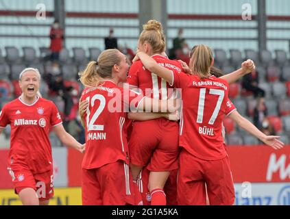 Munich, Allemagne. 06e juin 2021. Football, femmes: Bundesliga, Bayern Munich - Eintracht Frankfurt 22ème jour de match au campus du FC Bayern. Les joueurs du FC Bayern München applaudissent après avoir marquant le but du faire 1:0. Crédit : Peter Kneffel/dpa - REMARQUE IMPORTANTE : Conformément aux règlements de la DFL Deutsche Fußball Liga et/ou de la DFB Deutscher Fußball-Bund, il est interdit d'utiliser ou d'avoir utilisé des photos prises dans le stade et/ou du match sous forme de séquences et/ou de séries de photos de type vidéo./dpa/Alay Live News Banque D'Images