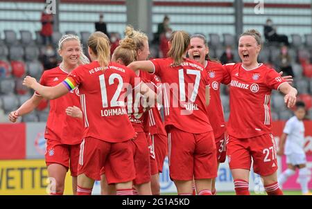 Munich, Allemagne. 06e juin 2021. Football, femmes: Bundesliga, Bayern Munich - Eintracht Frankfurt 22ème jour de match au campus du FC Bayern. Les joueurs du FC Bayern München applaudissent après avoir marquant le but du faire 1:0. Crédit : Peter Kneffel/dpa - REMARQUE IMPORTANTE : Conformément aux règlements de la DFL Deutsche Fußball Liga et/ou de la DFB Deutscher Fußball-Bund, il est interdit d'utiliser ou d'avoir utilisé des photos prises dans le stade et/ou du match sous forme de séquences et/ou de séries de photos de type vidéo./dpa/Alay Live News Banque D'Images