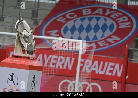 Munich, Allemagne. 06e juin 2021. Football, femmes: Bundesliga, Bayern Munich - Eintracht Frankfurt 22ème jour de match au campus du FC Bayern. Trophée de championnat - trophée pour gagner le championnat. Crédit : Peter Kneffel/dpa - REMARQUE IMPORTANTE : Conformément aux règlements de la DFL Deutsche Fußball Liga et/ou de la DFB Deutscher Fußball-Bund, il est interdit d'utiliser ou d'avoir utilisé des photos prises dans le stade et/ou du match sous forme de séquences et/ou de séries de photos de type vidéo./dpa/Alay Live News Banque D'Images