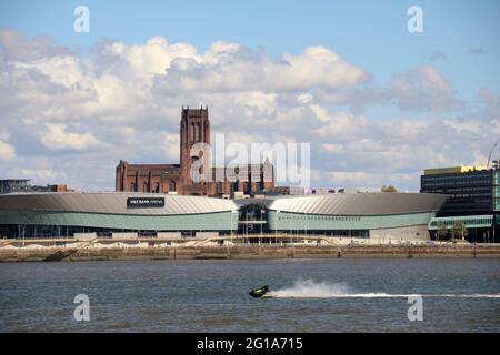 Jet ski sur la rivière Mersey à Liverpool Banque D'Images