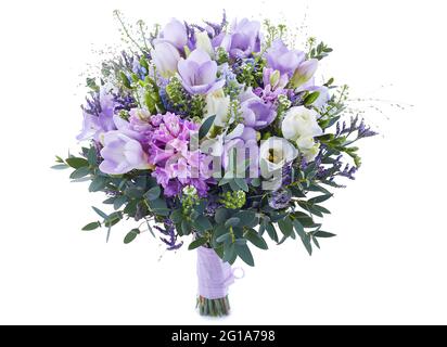 Elégant bouquet de fleurs isolées sur fond blanc. Grand bouquet de fleurs multicolores de différentes espèces. Composition florale. Banque D'Images