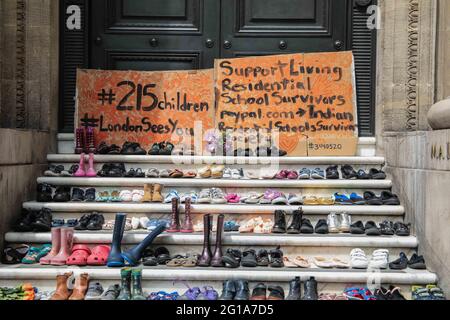 Londres, Royaume-Uni. 06e juin 2021. Des chaussures pour enfants ont été mises sur les marches de la Maison du Canada à Londres pour se souvenir des restes d'enfants trouvés sur le site d'une ancienne école à Kamloops Colombie-Britannique, Canada, crédit: Paul Quezada-Neiman/Alay Live News Banque D'Images