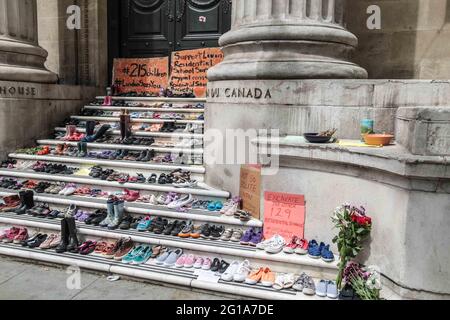 Londres, Royaume-Uni. 06e juin 2021. Des chaussures pour enfants ont été mises sur les marches de la Maison du Canada à Londres pour se souvenir des restes d'enfants trouvés sur le site d'une ancienne école à Kamloops Colombie-Britannique, Canada, crédit: Paul Quezada-Neiman/Alay Live News Banque D'Images