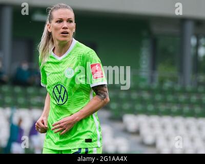 Lara Dickenmann (21 VfL Wolfsburg) regarde pendant le match FlyerAlarm Bundesliga entre VfL Wolfsburg et SV Werder Bremen au stade AOK à Wolfsburg en Allemagne. Banque D'Images