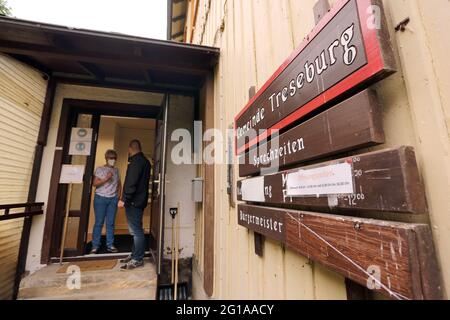 Treseburg, Allemagne. 06e juin 2021. Les travailleurs électoraux se trouvent devant la salle du village idyllique du petit village de Harz le jour de l'élection d'État en Saxe-Anhalt. Il y a 66 électeurs admissibles dans la petite communauté. Credit: Matthias Bein/dpa-Zentralbild/dpa - ATTENTION: Utiliser seulement en format complet/dpa/Alay Live News Banque D'Images