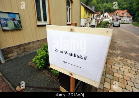 Treseburg, Allemagne. 06e juin 2021. Un panneau portant la mention « Wahllokal » (bureau de vote) se trouve en face de la mairie du petit village de Harz, idéalement situé, le jour de l'élection d'État en Saxe-Anhalt. Il y a 66 électeurs admissibles dans la petite communauté. Credit: Matthias Bein/dpa-Zentralbild/dpa/Alay Live News Banque D'Images