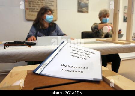 Treseburg, Allemagne. 06e juin 2021. La liste électorale du bureau de vote 11 est dans une urne dans un bureau de vote lors de l'élection d'État en Saxe-Anhalt. Il y a 66 électeurs admissibles dans la petite municipalité. Credit: Matthias Bein/dpa-Zentralbild/dpa - ATTENTION: Utiliser seulement en format complet/dpa/Alay Live News Banque D'Images