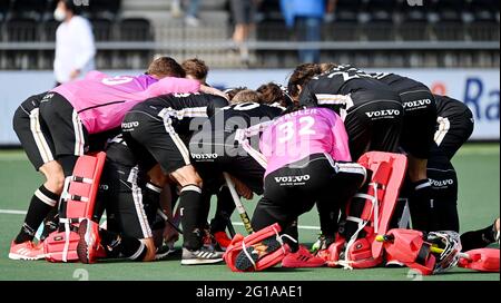 Amstelveen, pays-Bas. 04e juin 2021. Hockey, hommes: Championnat d'Europe, Allemagne - pays de Galles, cycle préliminaire, Groupe B, Match 1: Les joueurs de l'Allemagne se tiennent ensemble sur le terrain. Credit: Frank Uijlenbroek/dpa/Alay Live News Banque D'Images