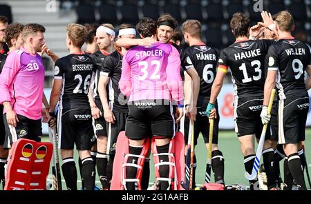 Amstelveen, pays-Bas. 04e juin 2021. Hockey, hommes: Championnat d'Europe, Allemagne - pays de Galles, cycle préliminaire, Groupe B, Match 1: Les joueurs de l'Allemagne applaudissent sur le terrain. Credit: Frank Uijlenbroek/dpa/Alay Live News Banque D'Images