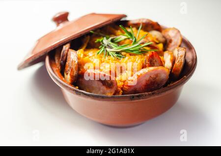 Plat polonais traditionnel appelé bigos fait de choucroute, saucisses et champignons, nourriture servie chaude dans un bol en céramique, cuisine d'Europe de l'est Banque D'Images
