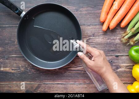 Verser de l'huile végétale dans la poêle. Banque D'Images