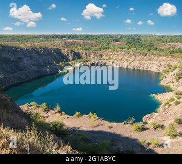 Été rivière Pivdennyi Buh (Bug du Sud) à Myhiya, région de Mykolaiv, Ukraine. Lac artificiel à la place de la carrière inondée. Banque D'Images