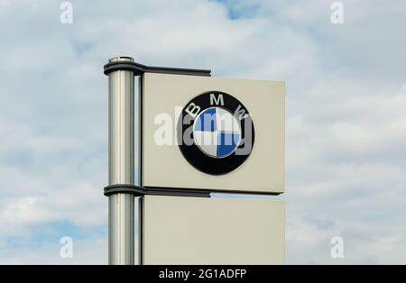 ALLEMAGNE, STUTTGART - 15 mai 2021 : logo BMW sur une bannière blanche contre un ciel bleu nuageux. Photo. Banque D'Images