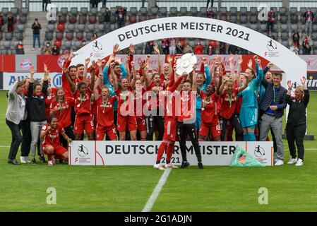 Munich, Allemagne. 06e juin 2021. Deutscher Meister 2021. Bayern Munich les joueurs célèbrent après le match Frauen Bundesliga entre le FC Bayern Munich et Eintracht Frankfurt au campus du FC Bayern, Allemagne. Crédit: SPP Sport presse photo. /Alamy Live News Banque D'Images