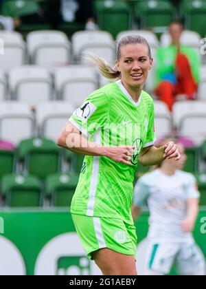 Lara Dickenmann (21 VfL Wolfsburg) sourit lors du match FlyerAlarm Bundesliga entre VfL Wolfsburg et SV Werder Bremen au stade AOK à Wolfsburg en Allemagne. Banque D'Images