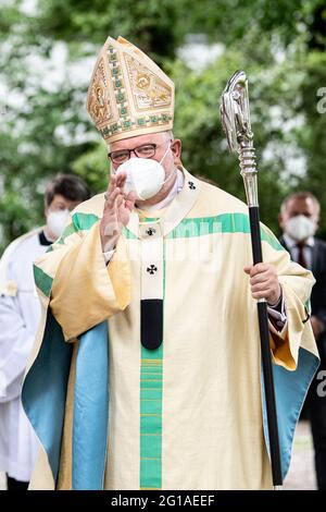 Haar, Allemagne. 06e juin 2021. Reinhard le cardinal Marx, archevêque de Munich et de Freising, passe du presbytère à l'église paroissiale de Saint-Konrad pour le service. Deux jours après son offre de démission, l'archevêque de Munich Marx célèbre un service avec la consécration de l'autel. Credit: Matthias balk/dpa/Alay Live News Banque D'Images