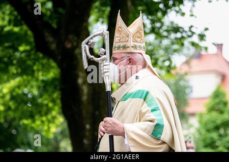Haar, Allemagne. 06e juin 2021. Reinhard le cardinal Marx, archevêque de Munich et de Freising, passe du presbytère à l'église paroissiale de Saint-Konrad pour le service. Deux jours après son offre de démission, l'archevêque de Munich Marx célèbre un service avec la consécration de l'autel. Credit: Matthias balk/dpa/Alay Live News Banque D'Images