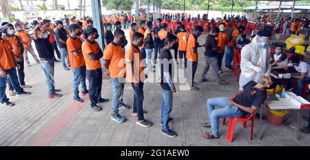 Guwahati, Inde. 6 juin 2021. Des gens attendent de passer les tests COVID-19 à Guwahati, Assam, Inde, le 6 juin 2021. Credit: STR/Xinhua/Alay Live News Banque D'Images