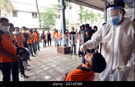 Guwahati, Inde. 6 juin 2021. Un professionnel de la santé prélève un échantillon d'un homme pour le test COVID-19 à Guwahati, Assam, Inde, le 6 juin 2021. Credit: STR/Xinhua/Alay Live News Banque D'Images